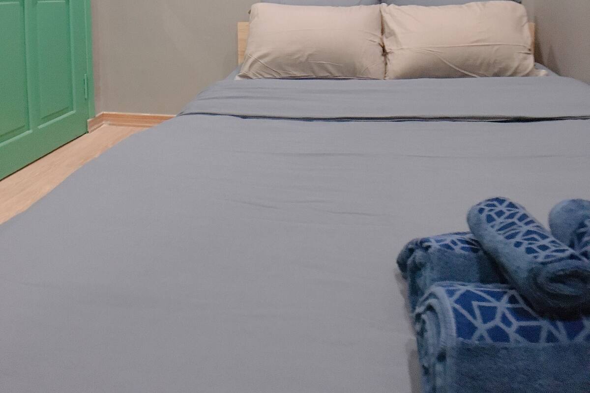 Habitación doble | Escritorio y espacio para trabajar con un portátil