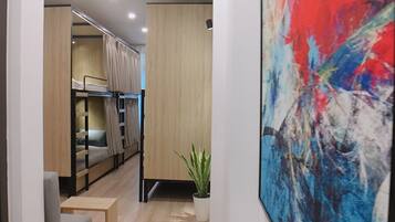 Gemeinsamer Basic-Schlafsaal | Schreibtisch, laptopgeeigneter Arbeitsplatz, Bügeleisen/Bügelbrett