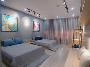 Family Room | Desk, laptop workspace, iron/ironing board, free WiFi - Delistay - Hostel (Da Nang)