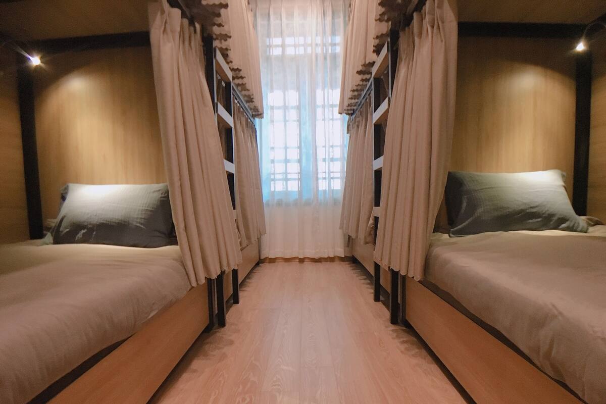 Dormitorio compartido básico | Escritorio y espacio para trabajar con un portátil