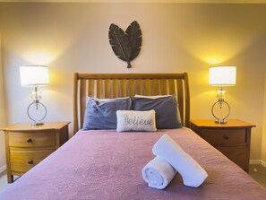 4 bedrooms, iron/ironing board, WiFi, bed sheets