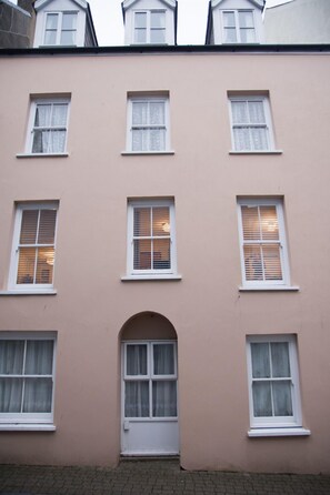 Exterior - Ideal location for enjoying all of Tenby's attractions (Tenby)