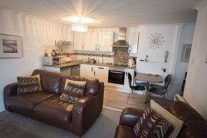 Flat-screen TV, DVD player - Ideal location for enjoying all of Tenby's attractions (Tenby)