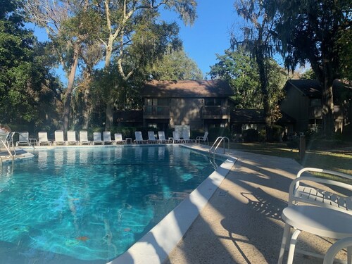 Beautiful Palmetto Dunes 3 BR Villa, Overlooks Golf Course  and Walk To Beach