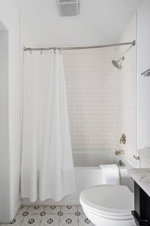 Secadora de cabello, jabón, shampoo, papel de baño