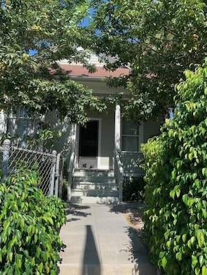 Exterior - 1905 Craftsman,3bdrms 3baths, PETS, Parking, Downtown! 2 blks State St, 7 Beach! (Santa Barbara)