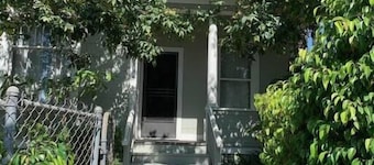 1905 Craftsman,3bdrms 3baths, PETS, Parking, Downtown! 2 blks State St, 7 Beach!