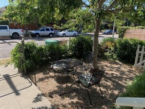 Outdoor dining - 1905 Craftsman,3bdrms 3baths, PETS, Parking, Downtown! 2 blks State St, 7 Beach! (Santa Barbara)