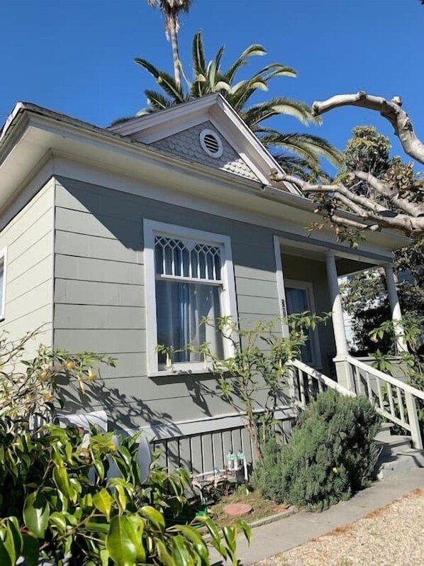Exterior - 1905 Craftsman,3bdrms 3baths, PETS, Parking, Downtown! 2 blks State St, 7 Beach! (Santa Barbara)