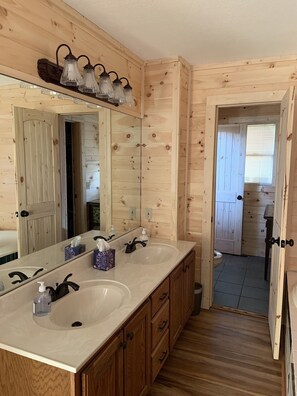 Shower, jetted bath, hair dryer, towels