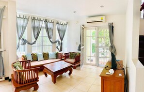 3-Bedroom Villa with Private Pool | Living area | LED TV, fireplace - Pattaya Pool Villa TLH (Pattaya)