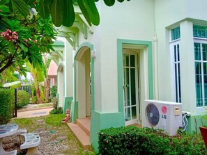 3-Bedroom Villa with Private Pool | ํ
๋ผ์ค/ํํฐ์ค
