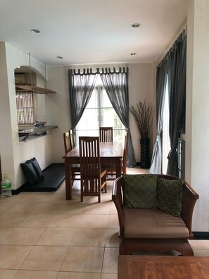 3-Bedroom Villa with Private Pool | ๊ฑฐ์ค ๊ณต๊ฐ | LED TV, ๋ฒฝ๋๋ก