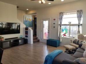 Smart-TV, Kamin, Bücher, Stereoanlage