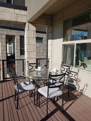 Outdoor dining - Modern Townhome Near Amenities, Highway, Airport, Downtown (Denver)
