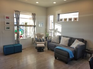 Smart-TV, Kamin, Bücher, Stereoanlage