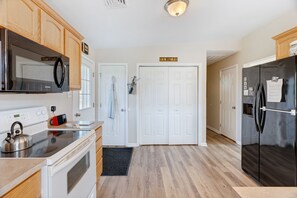 Een koelkast, een microgolfoven, een oven, een kookplaat