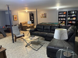 Smart-TV, Kamin, Videospiele, DVD-Player