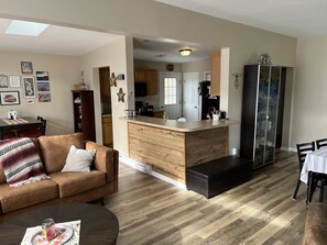 Smart-tv, een open haard, videospelletjes en een dvd-speler