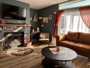 Smart-tv, een open haard, videospelletjes en een dvd-speler