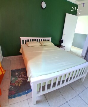 Iron/ironing board, WiFi, bed sheets