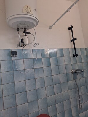 Serviettes fournies, papier toilette