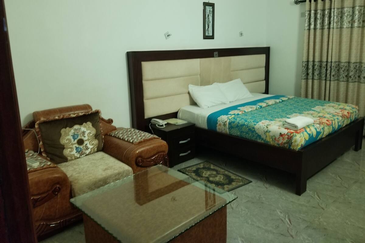 Deluxe Room | Premium bedding, laptop workspace, soundproofing, iron/ironing board