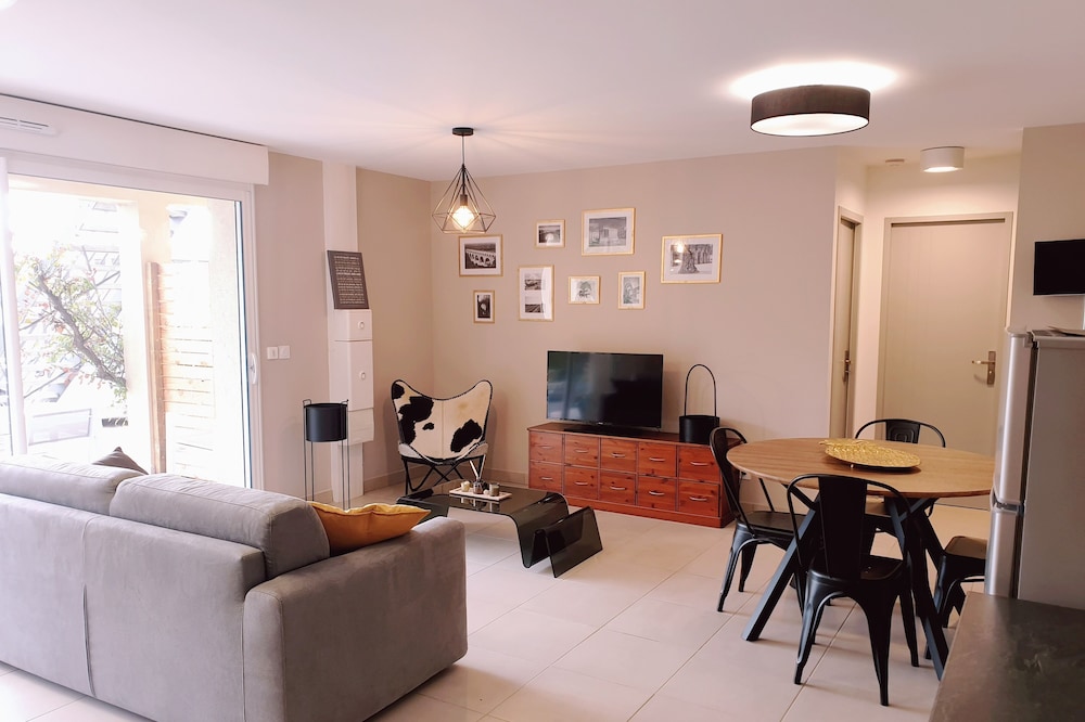 Bright cottage with terrace, garden and parking