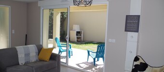 Lys hytte med terrasse, hage og parkering