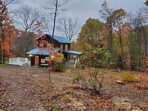 Exterior - Charming cabin nestled deep in the woods, great for a peaceful getaway (Franklin)