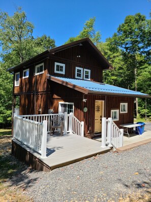 Exterior - Charming cabin nestled deep in the woods, great for a peaceful getaway (Franklin)