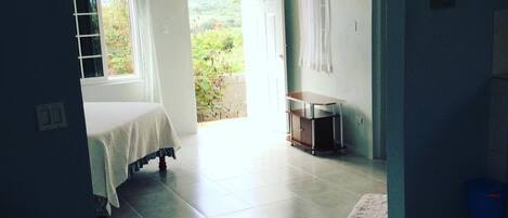 1 habitación, tabla de planchar con plancha, wifi y ropa de cama