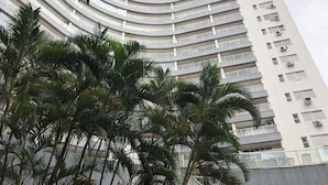 A high-rise building with multiple balconies and air conditioning units. - High standard apt 200mts and sea view and complete recreation area (Guarujá)