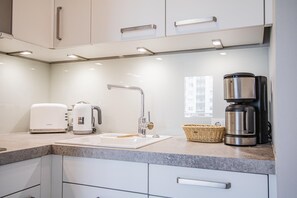 Réfrigérateur, micro-ondes, four, cafetière/bouilloire