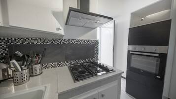 Mikrowelle, Geschirrspüler, Wasserkocher mit Kaffee-/Teezubehör