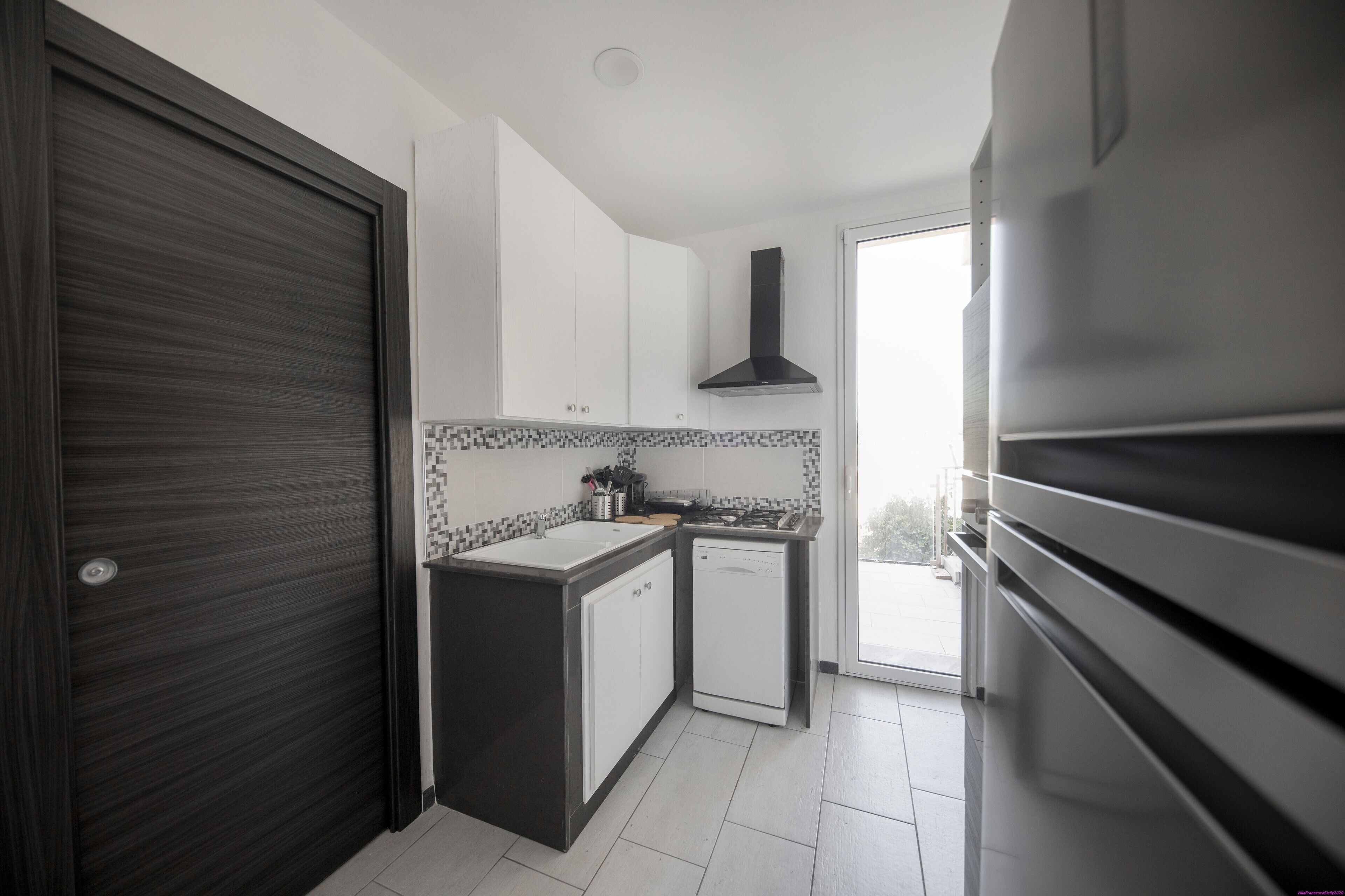 Mikrowelle, Geschirrspüler, Wasserkocher mit Kaffee-/Teezubehör