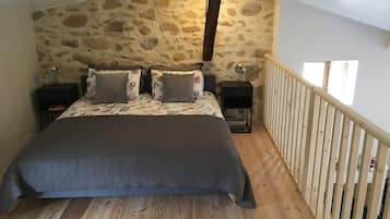 1 chambre, bureau, fer et planche à repasser, lit parapluie