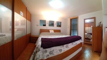 2 Schlafzimmer, Zimmersafe, Schreibtisch, Bügeleisen/Bügelbrett