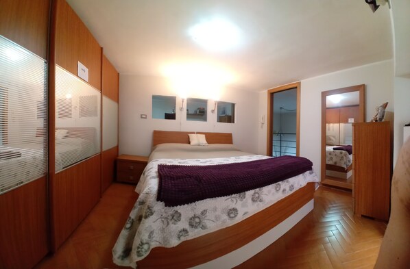 2 Schlafzimmer, Zimmersafe, Schreibtisch, Bügeleisen/Bügelbrett