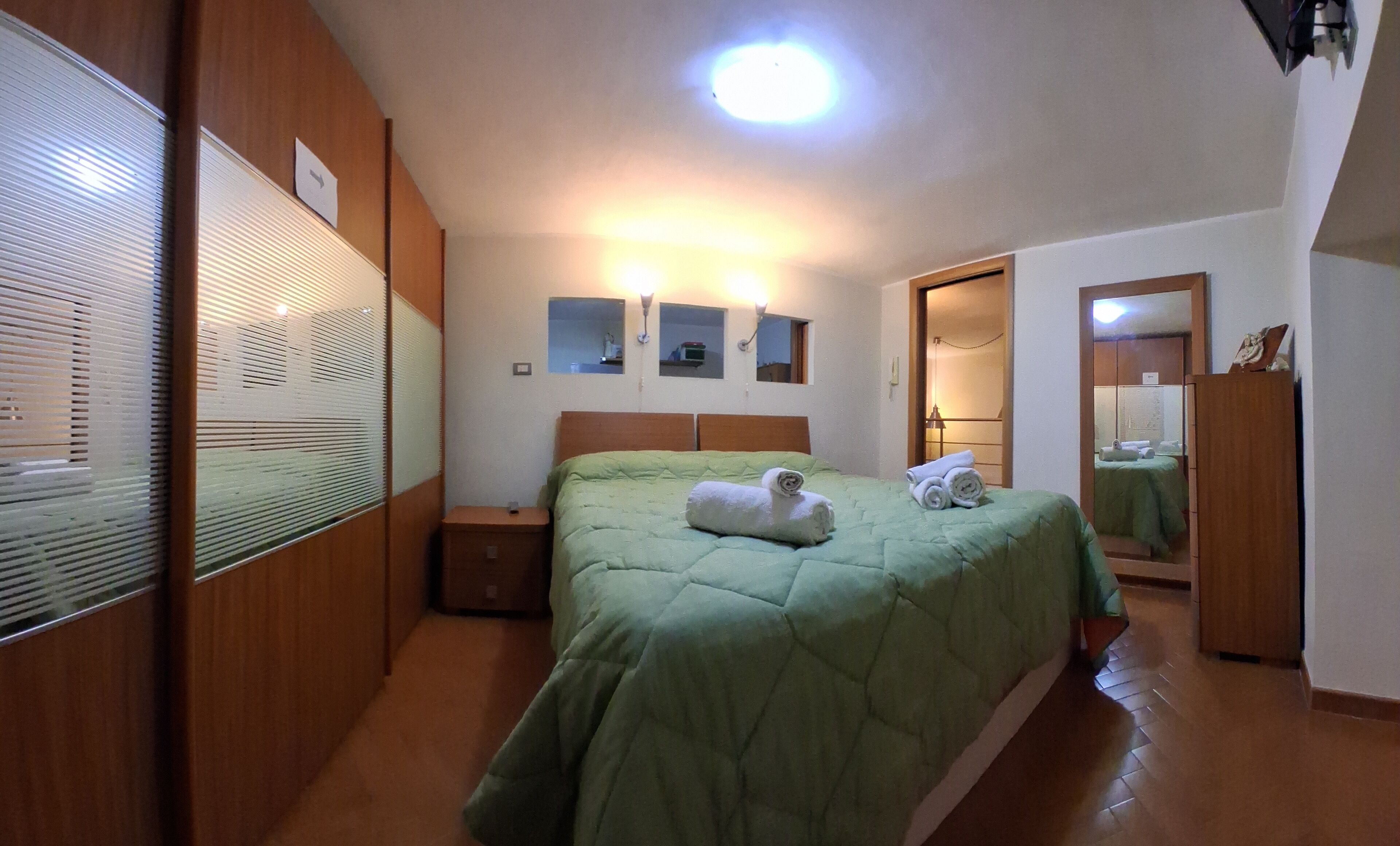 2 Schlafzimmer, Zimmersafe, Schreibtisch, Bügeleisen/Bügelbrett