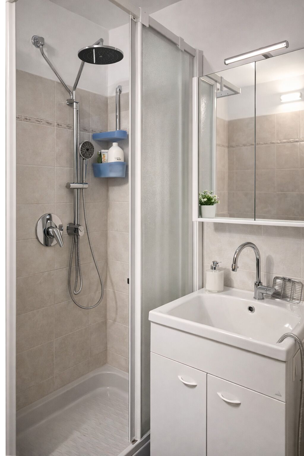 Douche, sèche-cheveux, bidet, serviettes fournies