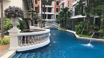 Una piscina al aire libre, cabañas de piscina gratuitas, sombrillas