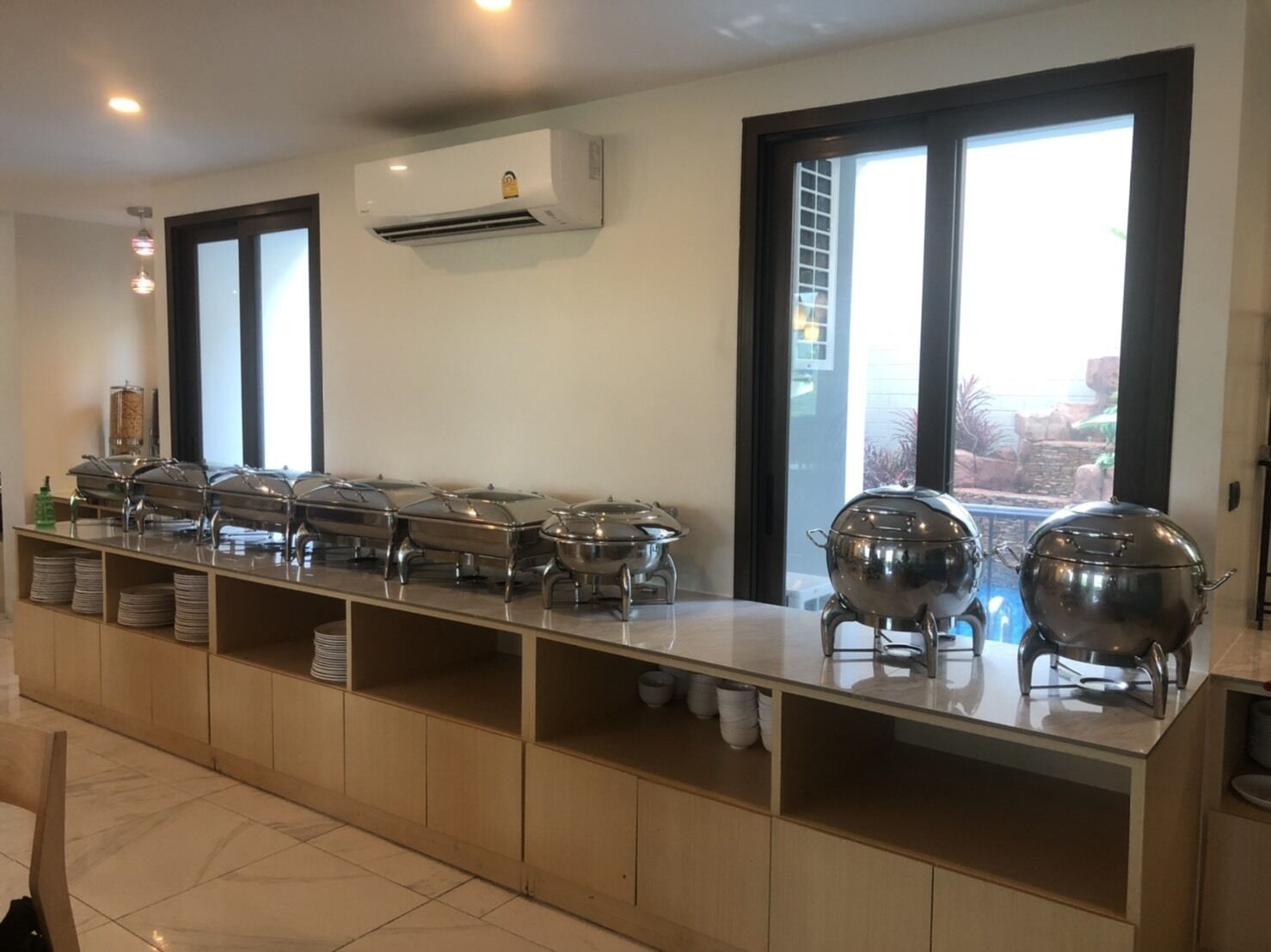 每日供應自助早餐 (每人 THB250)