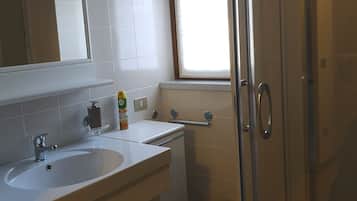 Bruser, hårtørrer, bidet, håndklæder