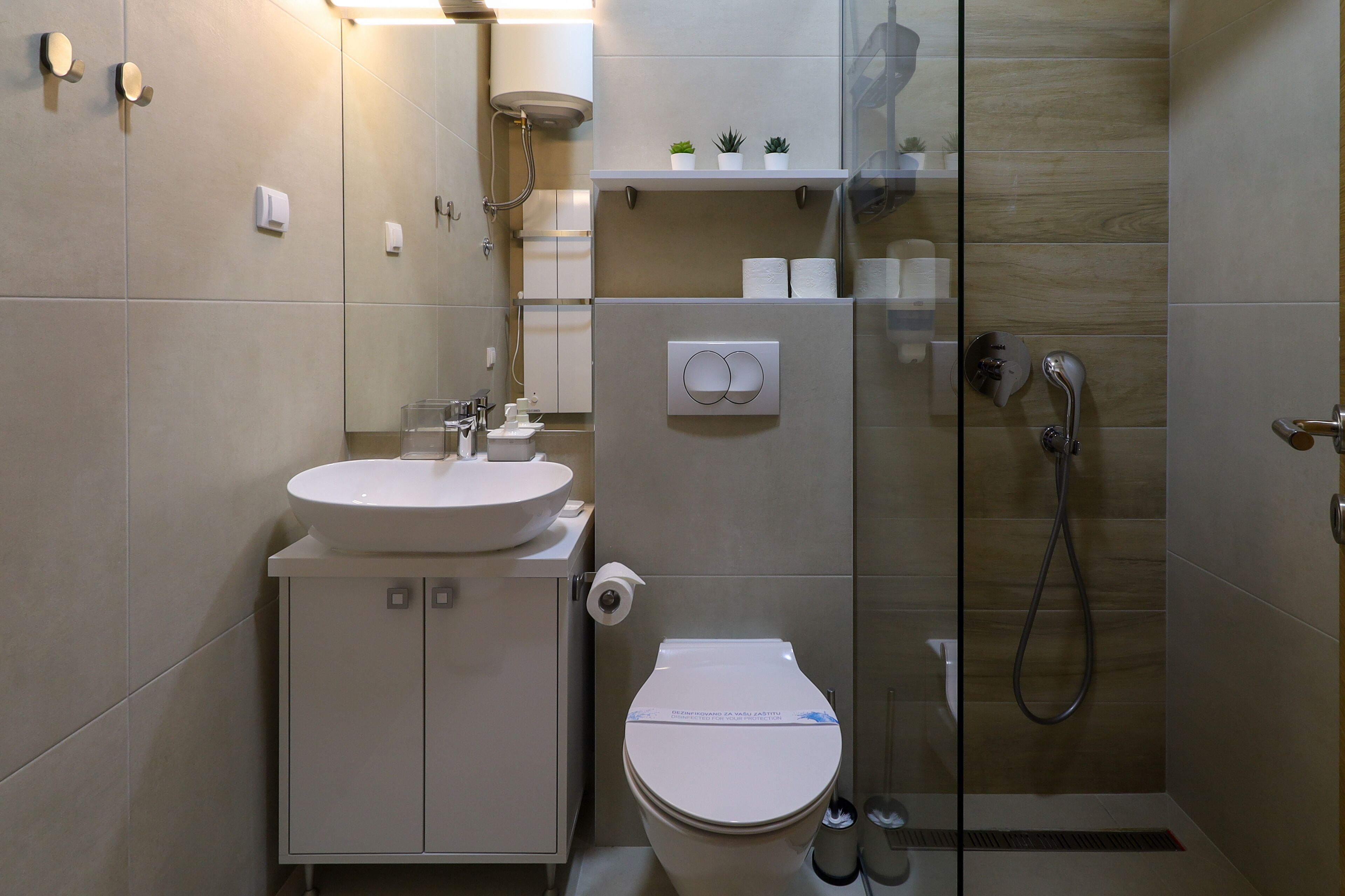 Suite monolocale Premium, 1 letto queen | Bagno | Doccia, soffione a pioggia, set di cortesia gratuito, asciugacapelli