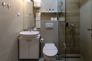 Premium Studio Suite, 1 Queen Bed | Bathroom | Shower, rainfall showerhead, free toiletries, hair dryer - All Seasons Residence (Zlatibor)