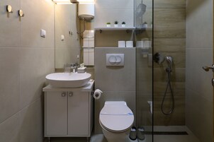 Suite estudio Premium, 1 cama de matrimonio | Baño | Ducha y cabezal de ducha tipo lluvia