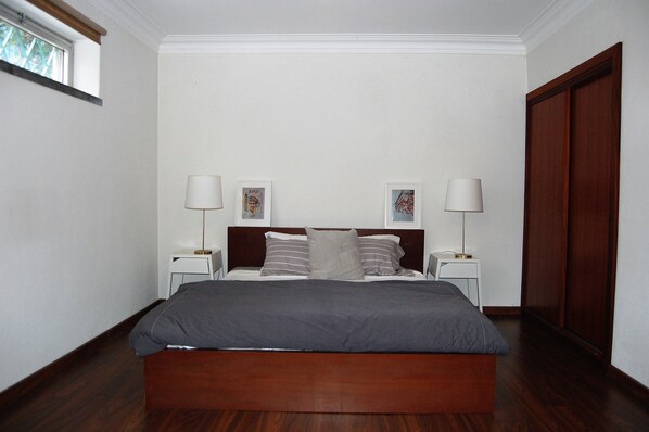 1 bedroom, desk, iron/ironing board, WiFi