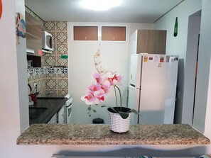 Een koelkast, een microgolfoven, een oven, een kookplaat