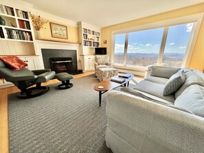 Smart TV, fireplace, books, music library - Mountain-view House ~ Mins To Middlebury, Flex Cancellation Policy (Cornwall)
